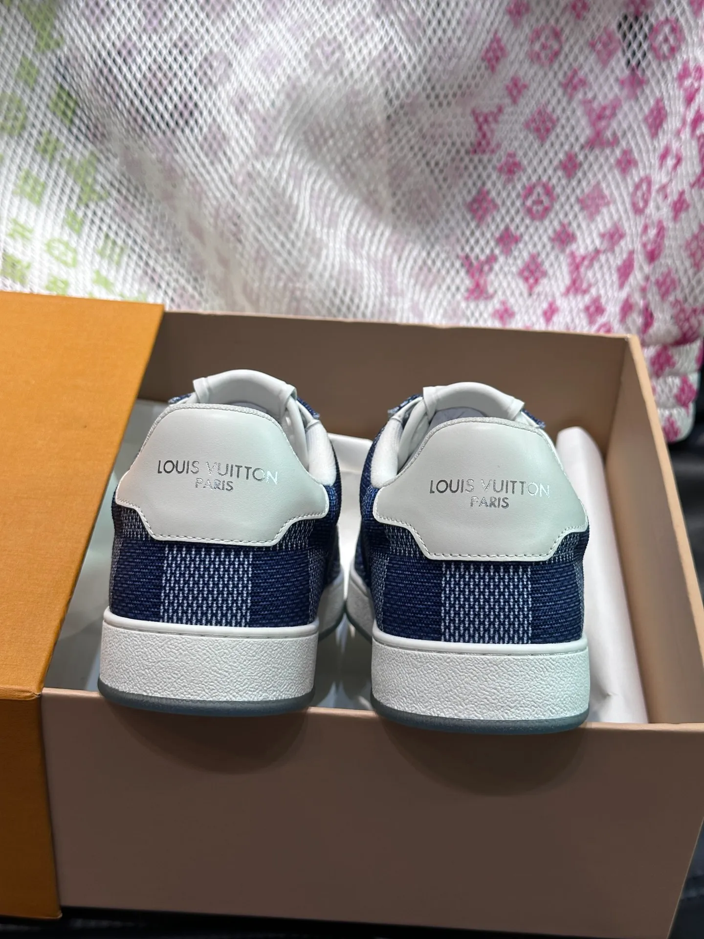 Men's Men's Shoes 💰p420 "*OUIS *UITTO*" Rivoli men's low-top casual sneakers, the classic checkerboard pattern will never go out of style. This Rivoli environmentally friendly sneaker is made of 90% sustainable materials. It is recycled polyester fiber with the iconic Damier jacquard, and the outsole is shaped with recycled polyurethane. An upcycled LV logo perches on the tongue, while Louis Vuitton logos appear on the sides and rear. Comfortable and durable, versatile style, can be worn in all seasons, simple and fashionable item! Size: 38-44 (45 customized)